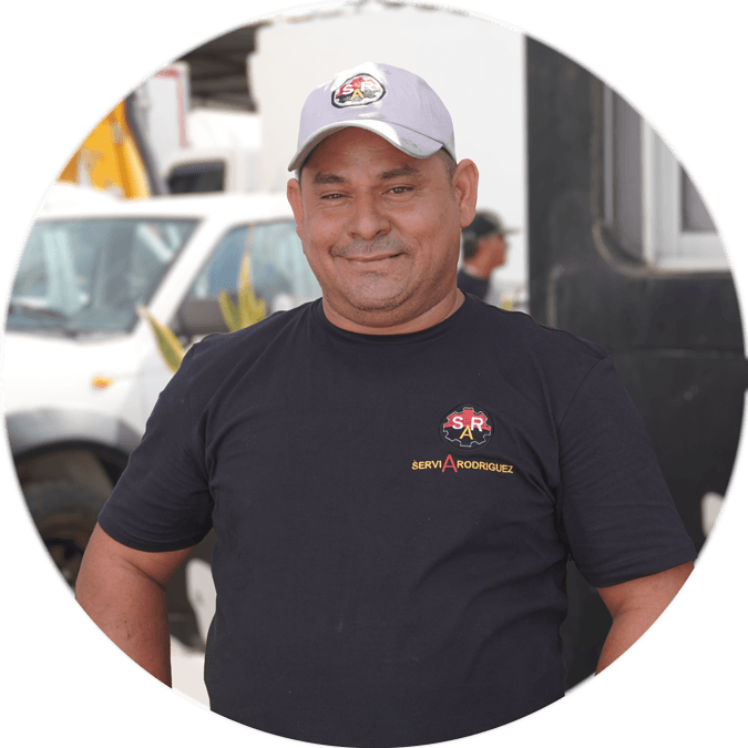 personal de trabajo especialista en rodamientos en mecanica de vehiculos